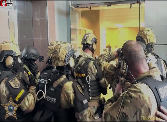 Video :Sniper shoots bank robber between two hostages with human aim